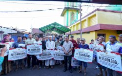 Gubernur Sulsel Salurkan Bantuan Sosial dan Rehabilitasi Rumah Korban Kebakaran Jalan Sultan Alauddin III