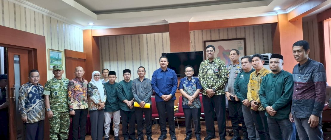 Dalam rangka menyukseskan pelaksanaan Pemilihan Kepala Desa Antar Waktu (Pilkades PAW) di Desa Pattallassang, Kecamatan Tompobulu, Bupati Bantaeng bersama Forum Koordinasi Pimpinan Daerah (Forkopimda) dan unsur terkait melaksanakan penandatanganan berita acara kesepakatan bersama di Ruang Rapat Pimpinan Bupati Bantaeng, Jumat, 19 Juni 2026.