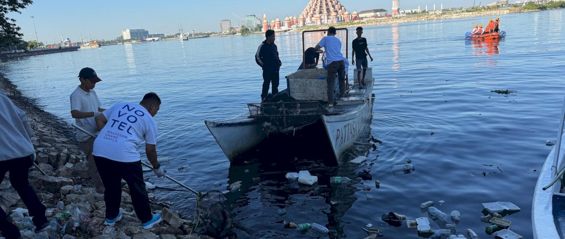 350 Kilogram Sampah Diangkat dari Pantai Losari, Novotel Makassar Ajak Warga Rawat Ikon Kota