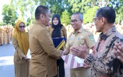 Bupati Luwu Timur Serahkan SK Pensiun 14 ASN Purna Bhakti, Dua Diantaranya Kepala Dinas