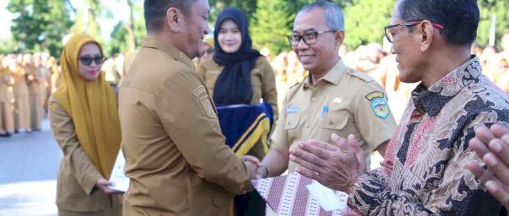Bupati Luwu Timur Serahkan SK Pensiun 14 ASN Purna Bhakti, Dua Diantaranya Kepala Dinas