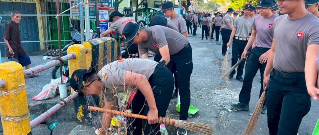 Sambut HUT Bhayangkara ke-80, Brimob Sulsel Turun Tangan Bersihkan Masjid dan Pasar untuk Masyarakat