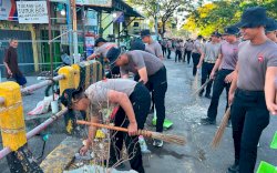 Sambut HUT Bhayangkara ke-80, Brimob Sulsel Turun Tangan Bersihkan Masjid dan Pasar untuk Masyarakat