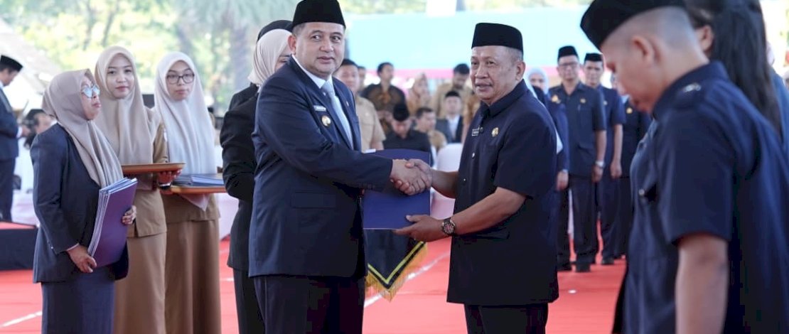 Wali Kota Makassar, Munafri Arifuddin, melantik dan mengukuhkan 369 Kepala Sekolah tingkat SD dan SMP se-Kota Makassar di Tribun Lapangan Karebosi, Selasa, 23 Juni 2026.