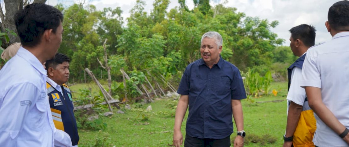 Bupati Pinrang H.A. Irwan Hamid saat meninjau langsung lokasi pembangunan Sekolah Rakyat di Desa Malimpung, Kecamatan Patampanua, Rabu (24/6).