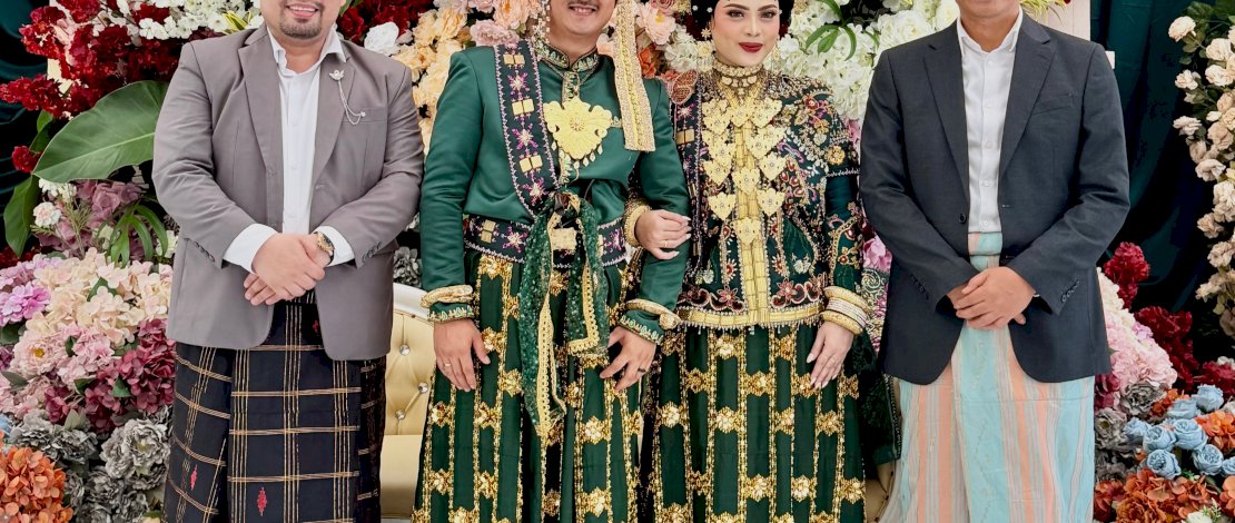 Hardiman Rewa bersama Wakil Bupati Sinjai Mahyanto Mazda dan kedua mempelai.
