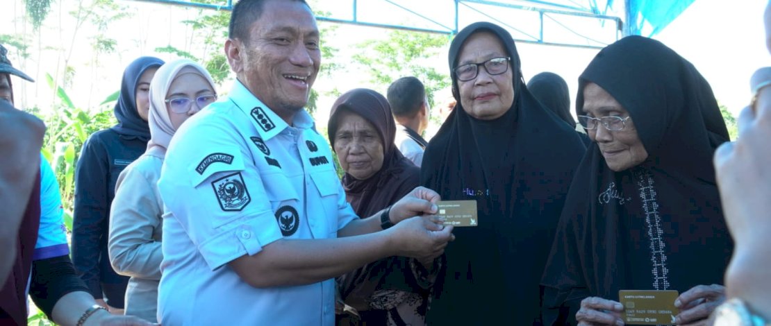 Bupati Luwu Timur Irwan Bachri Syam menyerahkan bantuan kartu lansia, Jumat, 26 Juni 2026.