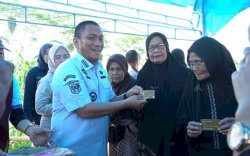 Bupati Irwan Serahkan Bantuan Kartu Lansia 2026 di Kecamatan Kalaena dan Burau