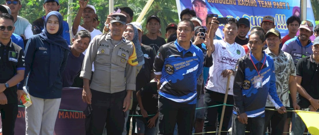 Suasana Pelataran Balai Penyuluh Kecamatan Kalaena dipenuhi antusiasme masyarakat saat Pesta Rakyat Balap Ojek Gabah Ronggeng Racing Team Part 1 resmi dibuka Bupati Irwan Bachri Syam, Jumat, 26 Juni 2026.
