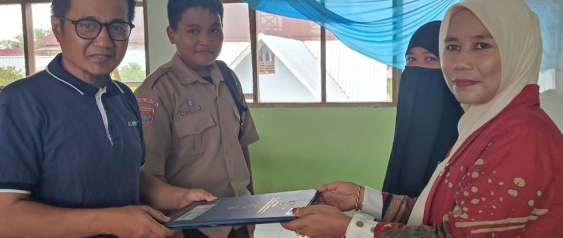 Sukseskan Imbauan Bupati, Sejumlah Pejabat Luwu Utara Kompak Ambil Rapor Anak di SMPN 4 Masamba