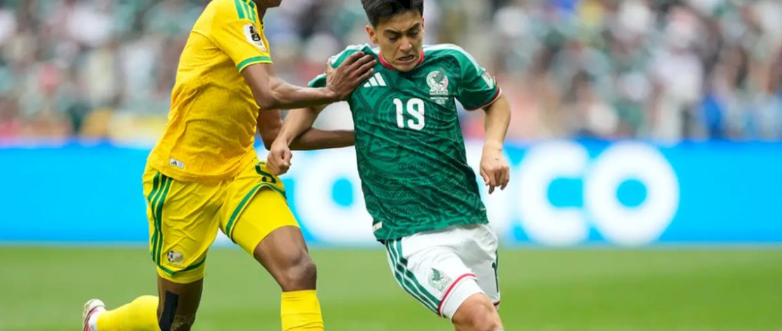 Gelandang Timnas Meksiko, Gilberto Mora, menyandang status sebagai pemain termuda di Piala Dunia 2026. Mora turut tampil ketika Meksiko menang 2-0 atas Afrika Selatan pada laga pembuka Piala Dunia tahun ini di Mexico City Stadium, Jumat (12/06/2026) dini hari WIB. (AP Photo/Natacha Pisarenko)