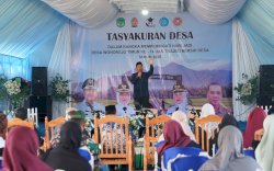Hadiri HUT ke-14 Desa Wonorejo Timur, Bupati Irwan Serahkan Motor Dinas kepada Petugas Keagamaan