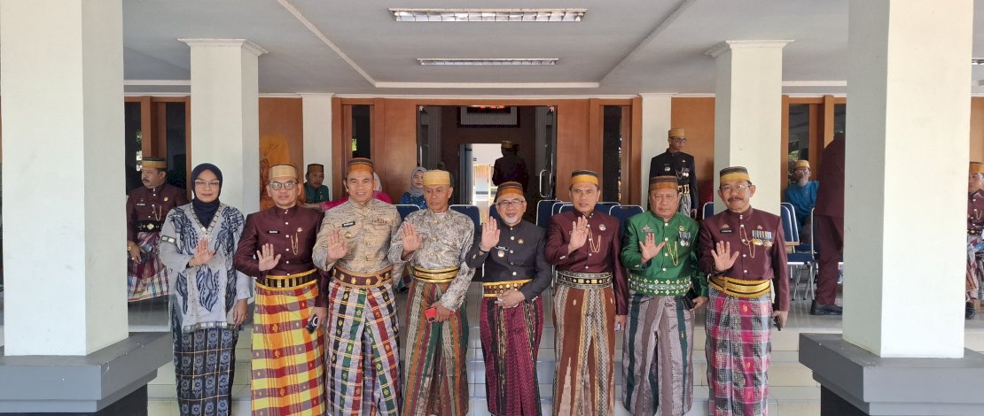 Wakil Bupati Bantaeng, Sahabuddin, bertindak selaku pembina upacara pada peringatan Hari Keluarga Nasional (Harganas) ke-33 yang digelar di halaman Kantor Bupati Bantaeng, Senin, 29 Juni 2026.