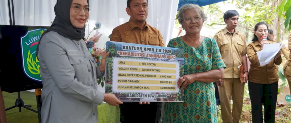 Bupati Luwu Timur, Irwan Bachri Syam, menyerahkan bantuan sektor pertanian senilai Rp12,4 miliar kepada para petani dalam kegiatan Gerakan Tanam Cabai dan Penyerahan Bantuan Sektor Pertanian Tahun 2026, yang digelar di Kebun Hortikultura, Desa Balai Kembang, Kecamatan Mangkutana, Senin, 29 Juni 2026.