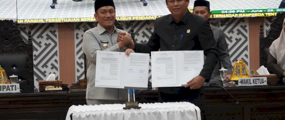 Bupati Luwu Timur, Irwan Bachri Syam, menyerahkan Rancangan Peraturan Daerah (Ranperda) tentang Pertanggungjawaban Pelaksanaan APBD Tahun Anggaran 2025 dalam Rapat Paripurna DPRD Luwu Timur, Senin, 29 Juni 2026.
