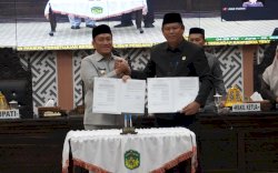 Bupati Luwu Timur Serahkan Ranperda APBD 2025, Berhasil Pertahankan Opini WTP