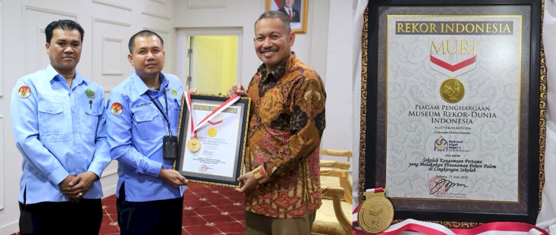 Gerakan penanaman 1.000 pohon palem yang digagas MAN 3 Kota Makassar mengantarkan madrasah tersebut meraih penghargaan Museum Rekor Dunia Indonesia (MURI).