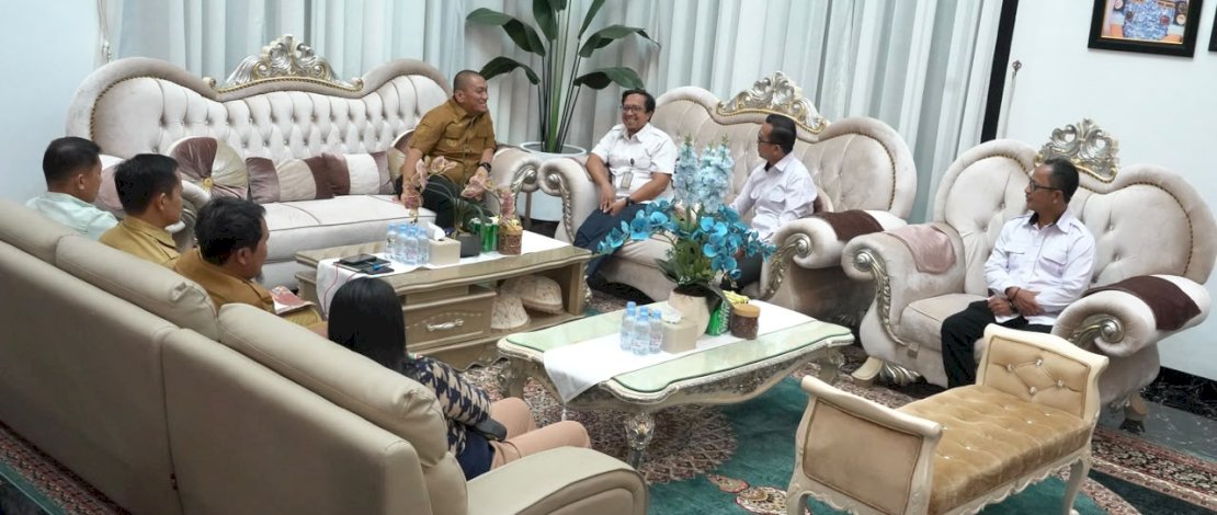 Bupati Luwu Timur, Irwan Bachri Syam, menerima audiensi jajaran Balai Penataan Bangunan, Prasarana dan Kawasan (BPBPK) Sulsel dalam rangka Coaching Clinic II, yang berlangsung di Kediaman Bupati, Selasa, 30 Juni 2026.