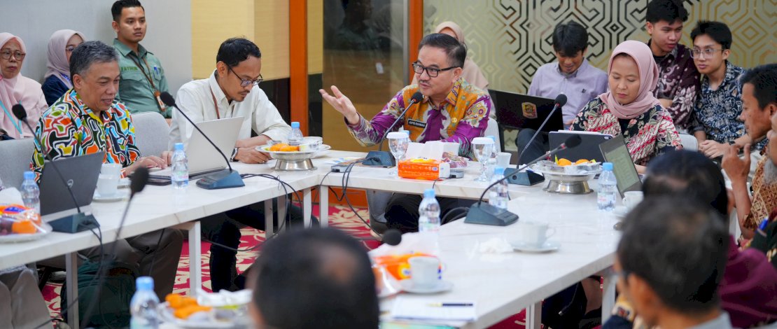 Sebagai bagian dari tahapan penilaian, Pemprov Sulsel mengikuti Tahap II Wawancara dan Verifikasi yang dilaksanakan secara hybrid dari Toraja Room, Kantor Gubernur Sulsel, Selasa, 30 Juni 2026.
