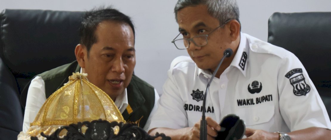 Wakil Bupati Pinrang Sudirman Bungi, saat memimpin langsung rapat koordinasi pembentukan Posyandu Era Baru yang digelar di Ruang Pola Kantor Bupati Pinrang, Rabu, 1 Juli 2026.