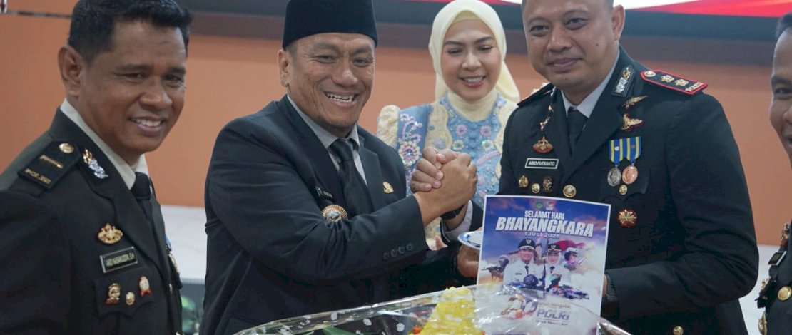 Bupati Luwu Timur, Irwan Bachri Syam, menghadiri apel gabungan dalam rangka memperingati Hari Ulang Tahun (HUT) Bhayangkara ke-80 di halaman Mapolres Luwu Timur, Desa Puncak Indah, Kecamatan Malili, Rabu, 1 Juli 2026.