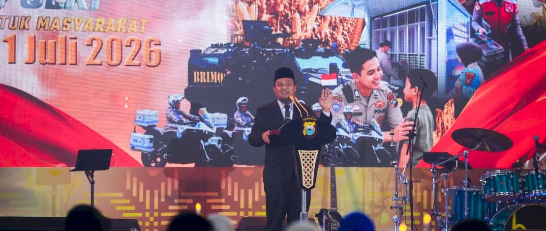 Gubernur Sulsel, Andi Sudirman Sulaiman, menghadiri Upacara Peringatan Hari Bhayangkara ke-80 yang digelar di Halaman Markas Kepolisian Daerah (Mapolda) Sulsel, Rabu, 1 Juli 2026.