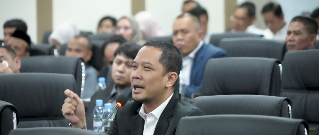 Anggota Fraksi Partai NasDem DPRD Sulsel, Mizar Roem, memberikan apresiasi terhadap jawaban Gubernur Sulsel, Andi Sudirman Sulaiman, atas Pandangan Umum Fraksi-fraksi DPRD terhadap Ranperda tentang Pertanggungjawaban Pelaksanaan APBD Tahun Anggaran 2025 pada Rapat Paripurna di Kantor Dinas Bina Marga dan Bina Konstruksi Sulsel (kantor sementara DPRD Sulsel), Rabu, 1 Juli 2026.