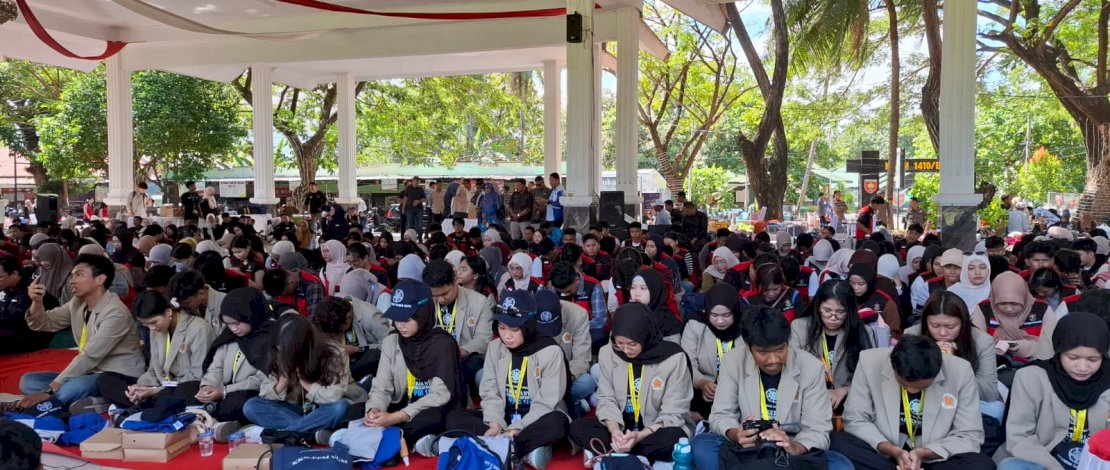 Bupati Bantaeng, Muh. Fathul Fauzy Nurdin, menyambut kedatangan 764 mahasiswa Kuliah Kerja Nyata (KKN) Universitas Hasanuddin (Unhas) Makassar Gelombang 116 yang akan melaksanakan pengabdiannya di Kabupaten Bantaeng, di Tribun Pantai Seruni Kabupaten Bantaeng, Kamis, 2 Juli 2026.