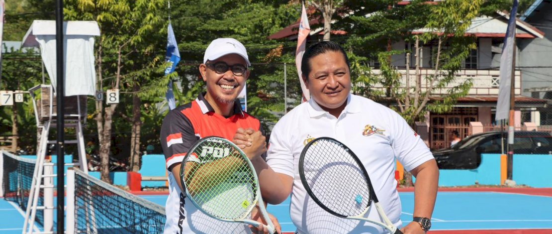 Turnamen Tenis Lapangan antar Pelti (Persatuan Lawn Tenis Indonesia) dalam rangka Hari Bhayangkara ke-80 resmi dibuka, di Lapangan Tenis Tanadoang, Jalan DI Panjaitan, Benteng, Kabupaten Kepulauan Selayar, Kamis, 2 Juli 2026.
