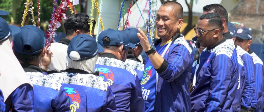 Bupati Luwu Timur, Irwan Bachri Syam, memimpin langsung defile kontingen Luwu Timur pada ajang Pekan Olahraga, Seni, dan Pembelajaran (Porsenijar) Tingkat Provinsi Sulsel Tahun 2026, pada Kamis, 2 Juli 2026.
