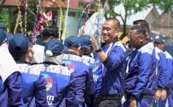 Pimpin Langsung Defile Porsenijar 2026, Bupati Irwan Bachri Syam Bakar Semangat Ribuan Guru