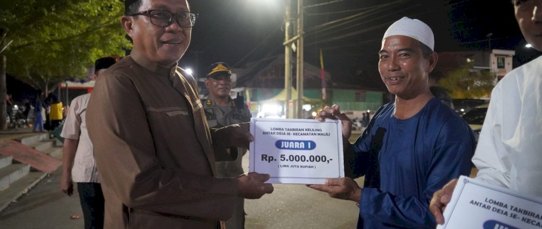 Sekda Luwu Timur, Ramadhan Pirade, menyerahkan hadiah lomba takbir keliling Iduladha.