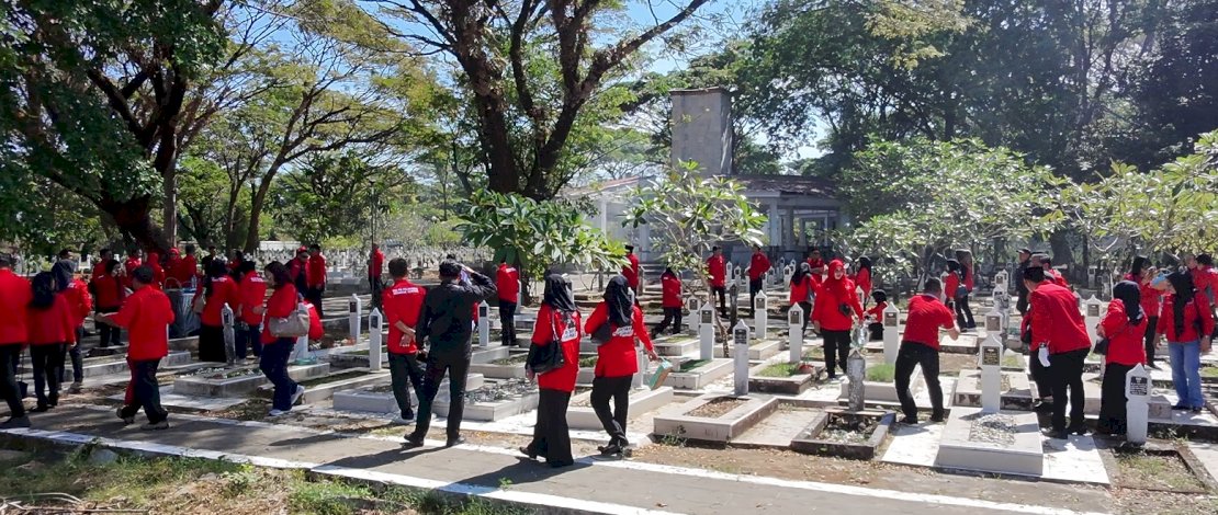 Bersih Makam, Tabur Bunga, dan Berbagi: Cara PDI Perjuangan Sulsel Memaknai Bulan Bung Karno