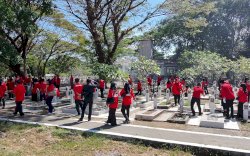 Bersih Makam, Tabur Bunga, dan Berbagi: Cara PDI Perjuangan Sulsel Memaknai Bulan Bung Karno