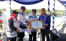 Bupati Luwu Timur Terima Penghargaan dari PGRI Sulsel atas Dukungan terhadap Guru