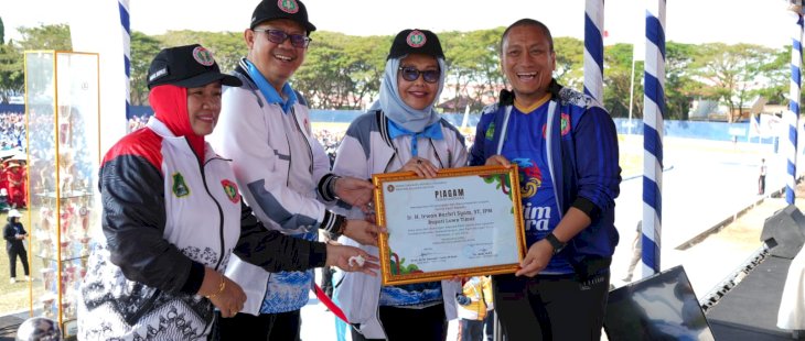 Bupati Luwu Timur Terima Penghargaan dari PGRI Sulsel atas Dukungan terhadap Guru
