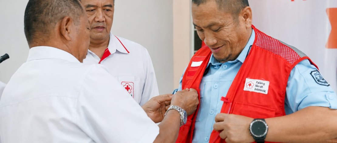 Prosesi pemasangan pin dan rompi PMI kepada Irwan Bachri Syam sebagai Ketua PMI Kabupaten Luwu Timur periode 2026&ndash;2031 oleh perwakilan Pengurus PMI Provinsi Sulawesi Selatan, Kahar Gani.