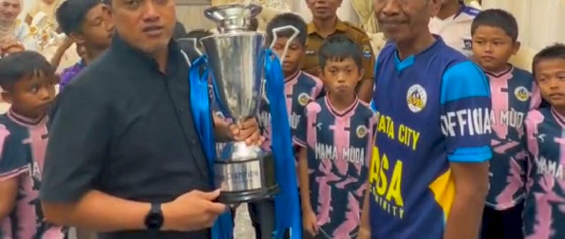 Bupati Jeneponto, Paris Yasir, menerima kunjungan silaturahmi Tim SSB Turatea City U-11 di Rumah Jabatan Bupati, Selasa, 7 Juli 2026.