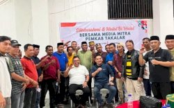 Sambil Main Domino, Daeng Manye Ajak Media Kompak Bangun Takalar