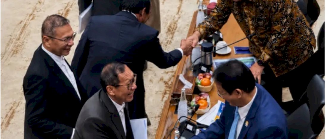 Anggota Badan Anggaran DPR RI, Hamka Baco Kady dalam agenda Rapat Kerja Banggar dengan Menteri Keuangan dan Gubernur Bank Indonesia di Gedung Nusantara I, Senayan, Jakarta.
