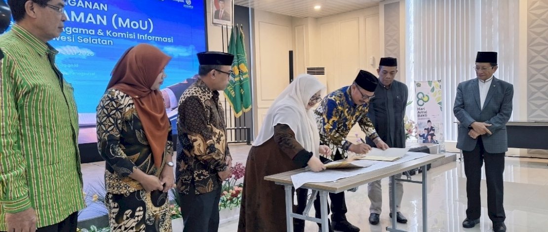 Penandatanganan Nota Kesepahaman (MoU) oleh Kepala Kanwil Kemenag Sulsel Ali Yafid, dan Ketua KI Sulsel&nbsp;Fauziah Erwin, di Aula Lantai II Kanwil Kemenag Sulsel, Jalan Nuri, Makassar, Jumat, 10 Juli 2026.
