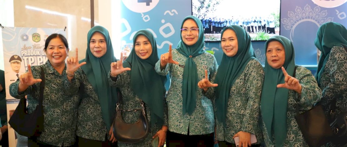 Ketua Tim Penggerak PKK Kabupaten Luwu Timur, Ani Nurbani Irwan, menghadiri pembukaan Hari Kesatuan Gerak (HKG) PKK Nasional ke-54 dan Hari Ulang Tahun (HUT) Dewan Kerajinan Nasional (Dekranas) ke-46, yang digelar di Hotel Claro Makassar, Sulawesi Selatan, Kamis, 9 Juli 2026.
