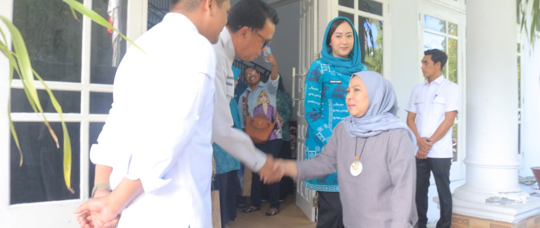 Bupati Bantaeng, Muh. Fathul Fauzy Nurdin, didampingi Ketua Tim Penggerak PKK Kabupaten Bantaeng, Ny. Gunya Paramasukhaputri, bersama mantan Gubernur Sulsel Prof. Dr. Ir. H. M. Nurdin Abdullah, menyambut hangat kunjungan kerja Tim Penggerak PKK Provinsi Papua ke Pabrik Pengolahan Gurita yang berada di PT. Global Fishery Product, di Desa Pa'jukukang, Kecamatan Pa'jukukang, Kabupaten Bantaeng, Rabu, 8 Juli 2026.