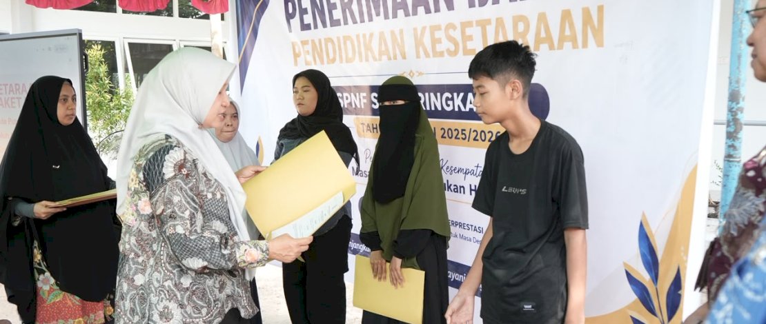 Pemkot Makassar Serahkan 108 Ijazah Kesetaraan, Achi Soleman: Pendidikan Hak Semua Warga