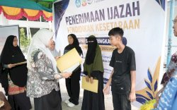 Pemkot Makassar Serahkan 108 Ijazah Kesetaraan, Achi Soleman: Pendidikan Hak Semua Warga