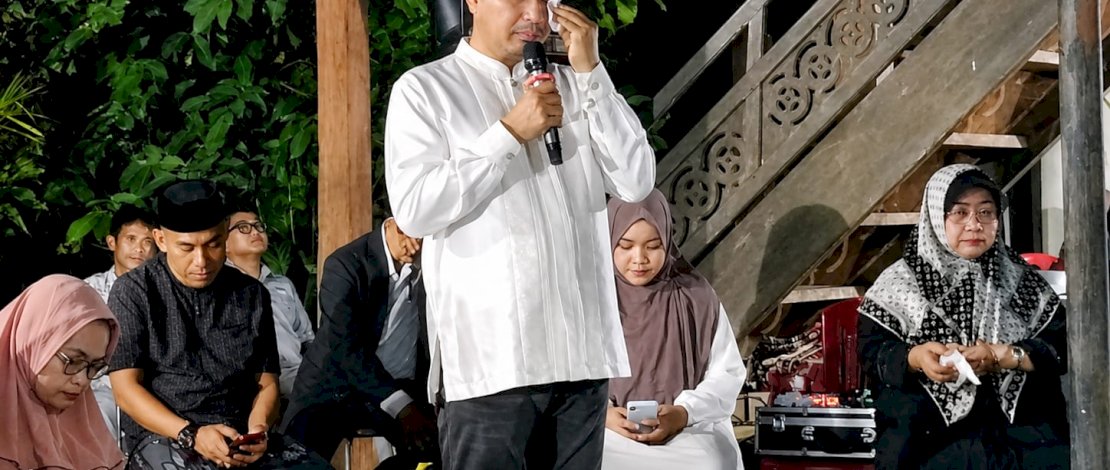 Bupati Luwu Utara,Andi Abdullah Rahim, tak kuasa menahan air matanya saat memberikan sambutan di kediaman almarhum, Desa Pompaniki, Kecamatan Sabbang, Luwu Utara, Jumat (10/7/2026) malam.