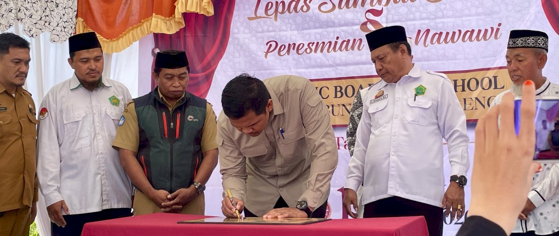 Bupati Bantaeng, M. Fathul Fauzy Nurdin memberikan bantuan pembangunan asrama untuk Pondok Pesantren An-Nawawi  Islamic Boarding School, yang terletak di Desa Pa'bumbungan, Kecamatan Eremerasa,  Bantaeng, Senin, 13 Juli 2026.