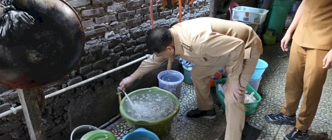 Pastikan Keluhan Warga Teratasi, Wali Kota Munafri Cek Langsung Aliran Air hingga ke Dapur Rumah