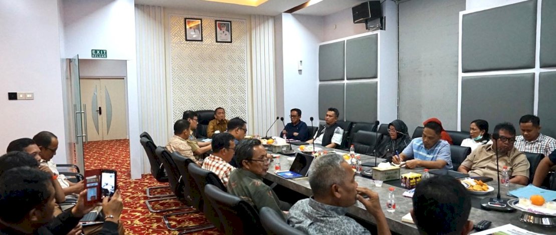 Bupati Luwu Timur, Irwan Bachri Syam, memimpin langsung Rapat Koordinasi Progres Pelaksanaan Program Pembangunan Desa Unggul, Maju, dan Sejahtera (Pandu Juara) Tahun 2026, di Ruang Rapat Pimpinan Bupati, Selasa malam, 14 Juli 2026.
