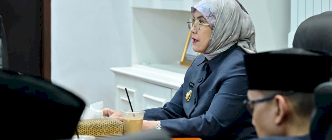 Wakil Wali Kota Makassar, Aliyah Mustika Ilham, mengikuti jalannya rapat secara daring melalui Zoom Meeting.
